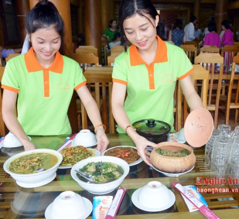 Áo thun đồng phục cho nhân viên quán ăn đồng quê