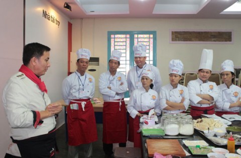 may dong phuc bep khach san