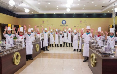 May đồng phục áo bếp cho đầu bếp nhà hàng 5 sao