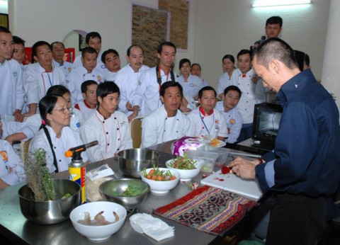 dong phuc bep khach san kim vang 1