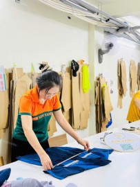 Kim Vàng kiểm tra thông số, form và chi tiết thành phẩm trước khi đóng gói, giao đồng phục cho khách hàng.