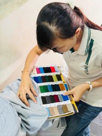 Kiểm tra và đối chiếu vải thực tế trước khi đưa vào sản xuất tại Kim Vàng.