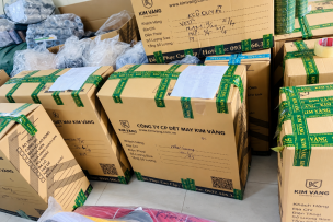 Đóng gói đồng phục theo size và số lượng rõ ràng giúp đơn hàng lớn dễ kiểm đếm khi bàn giao.