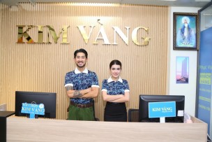 Form áo polo nam nữ đồng phục trên người thật