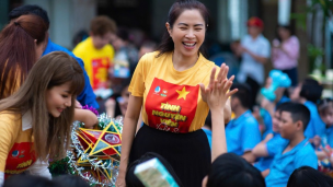 Áo thun sự kiện Kim Vàng cùng MC Quỳnh Hoa lan tỏa yêu thương