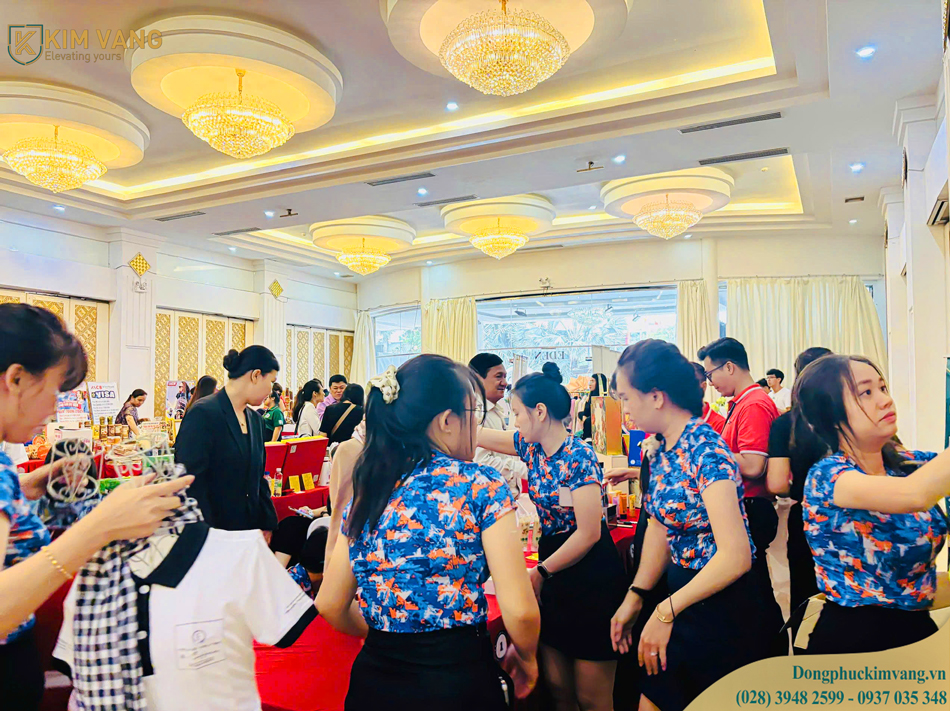 doi ngu nhan vien trugn bay san pham tai gian hang