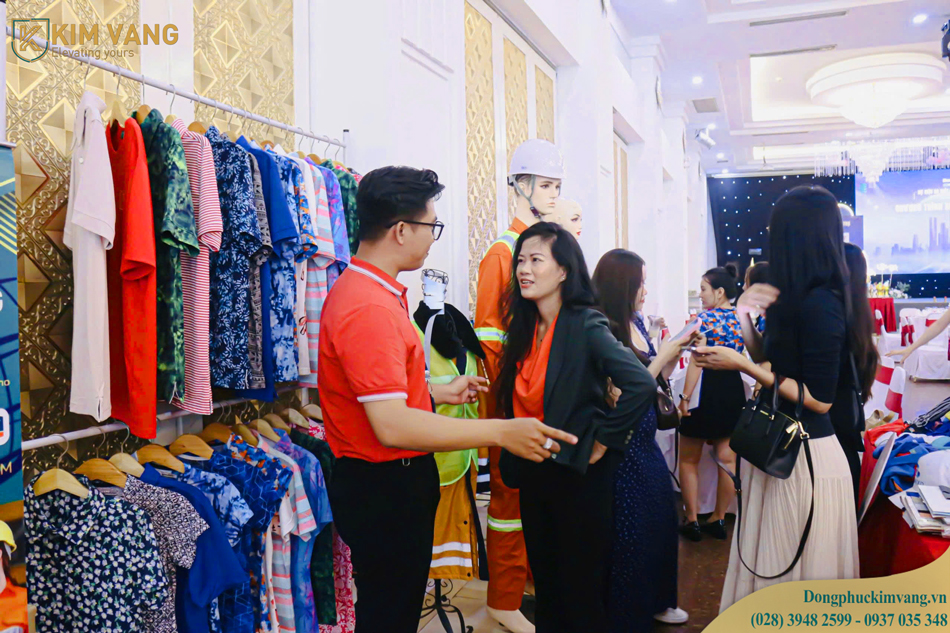 khach hang vui ve trao doi voi nguoi lanh dao cua kim vang uniform