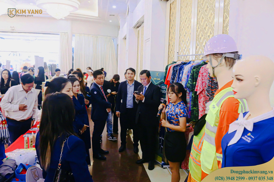 nhan vie gioi thieu ve kim vang uniform