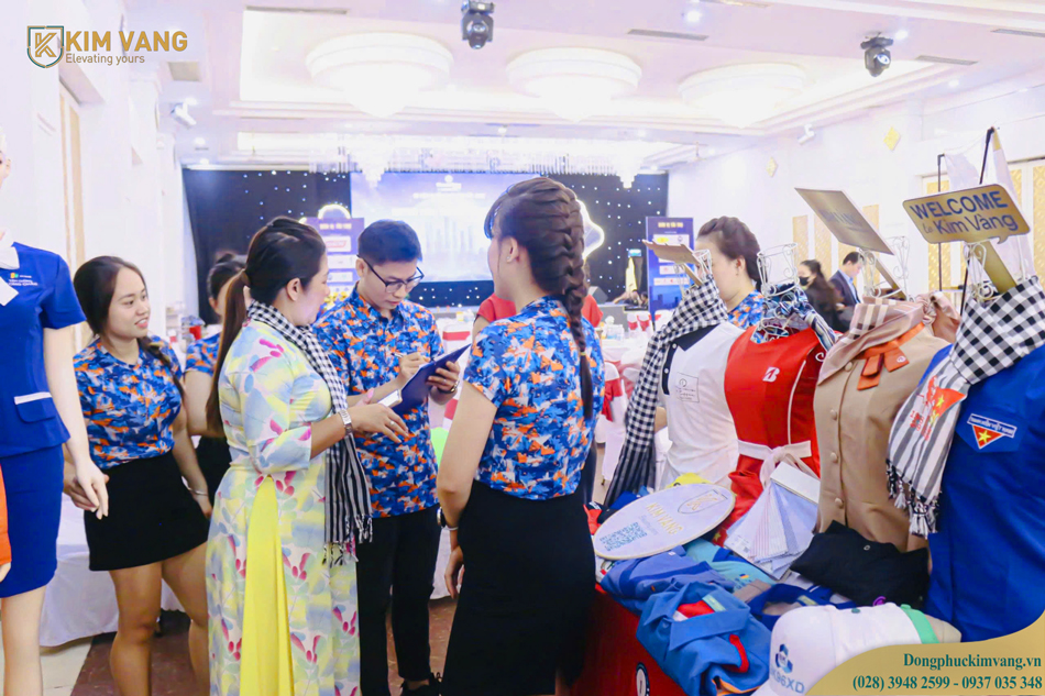 nhan vien tu van cho khach ve san pham dong phuc
