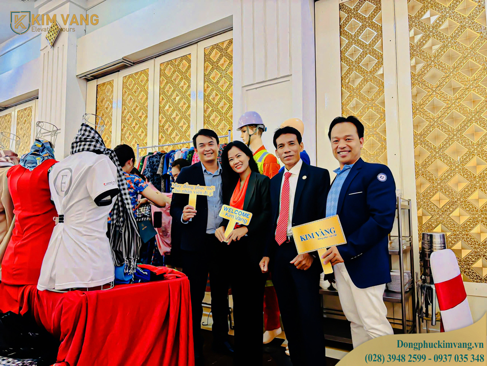 quy khach hang check in tai gian hang kim vang uniform