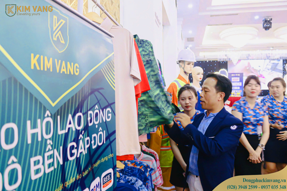 quy khach hang khen ngoi ve san pham ao golf fashion 2025