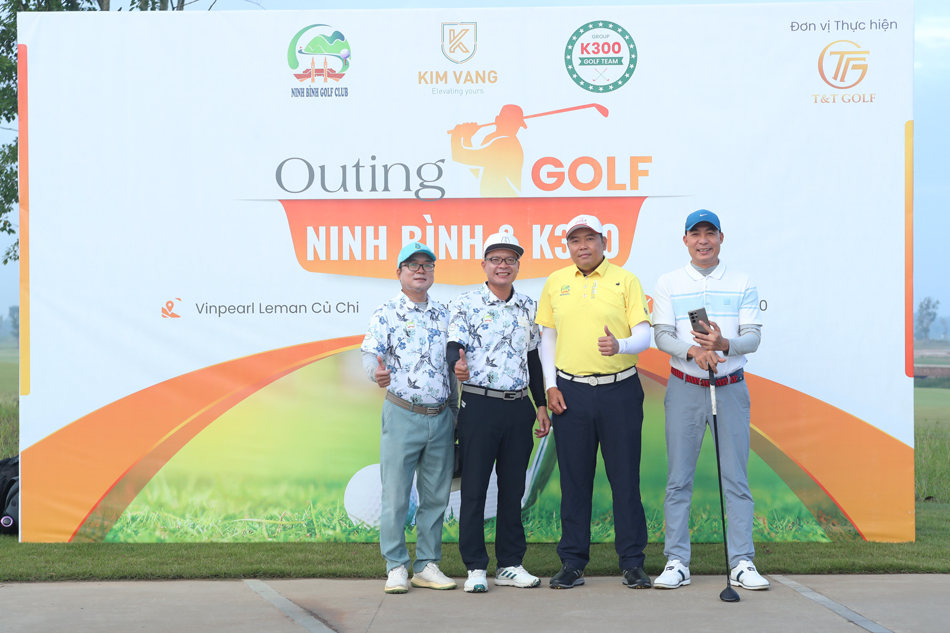 Các golfer tham dự giải Golf Ninh Bình & K300 trong trang phục đồng phục do Kim Vàng Uniform tài trợ