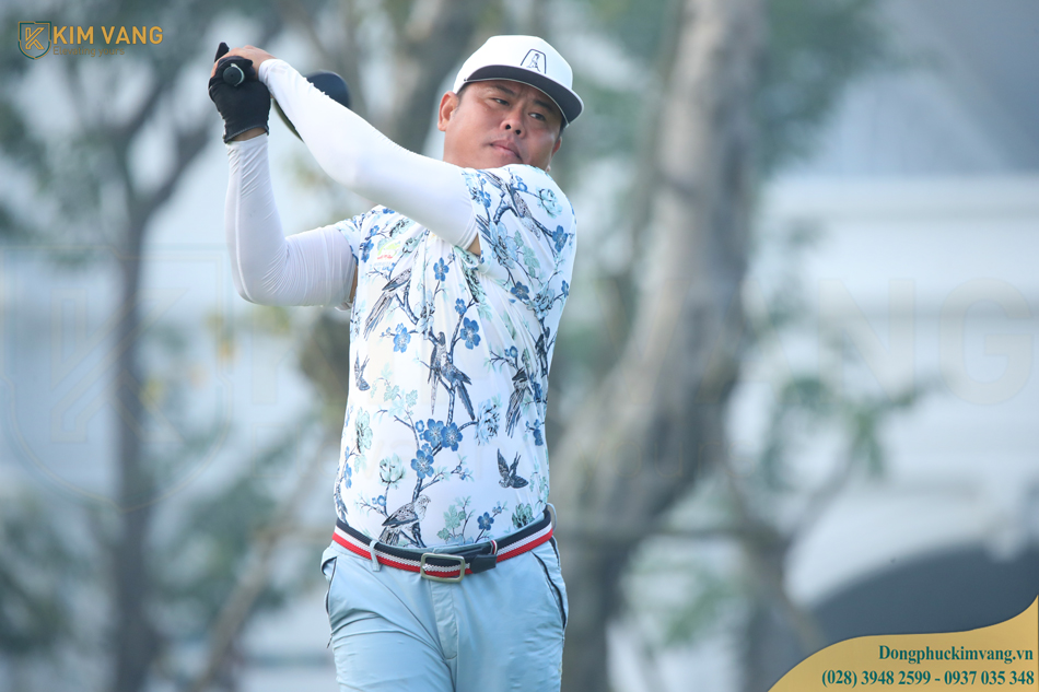Cận cảnh golfer mặc áo đồng phục Kim Vàng Uniform với logo thương hiệu nổi bật