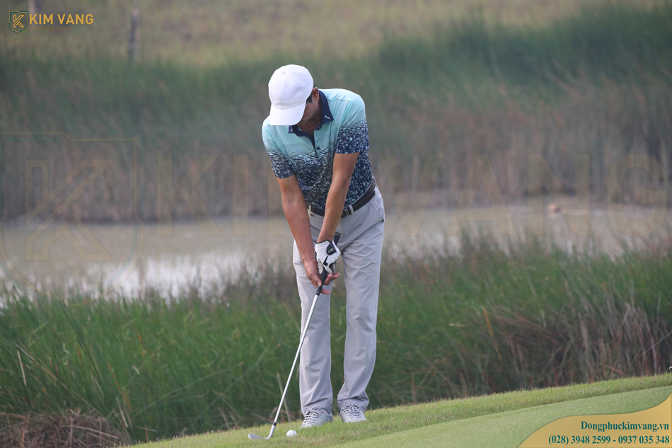 Cận cảnh golfer mặc áo đồng phục Kim Vàng Uniform