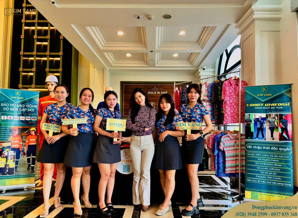 Đội ngũ nhân viên Kim Vàng Uniform trong trang phục đồng bộ tại gian hàng sự kiện Golf Ninh Bình & K300