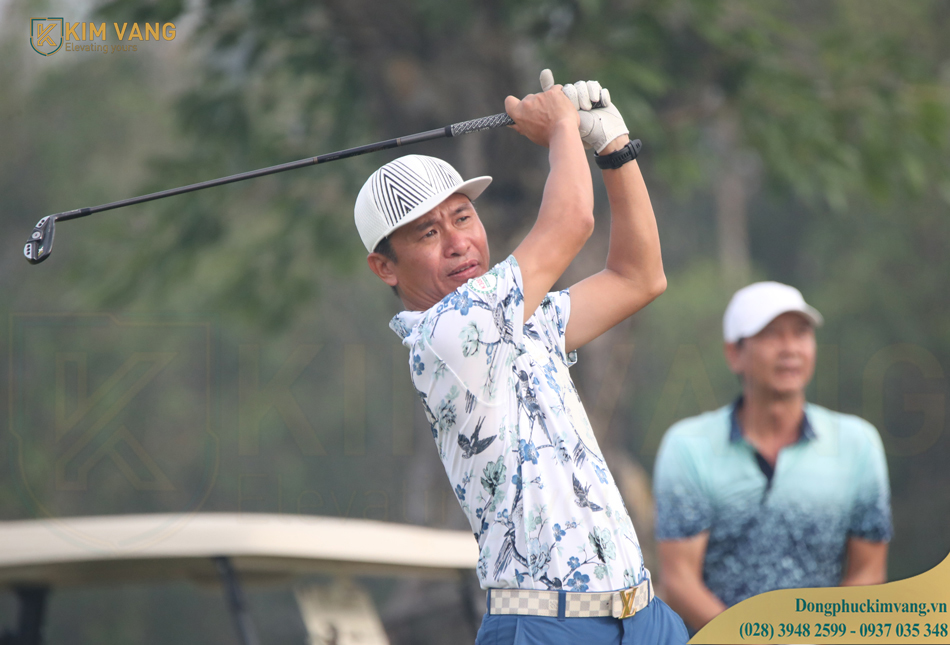 Phong thái chuyên nghiệp của golfer trong bộ đồng phục cao cấp Kim Vàng Uniform