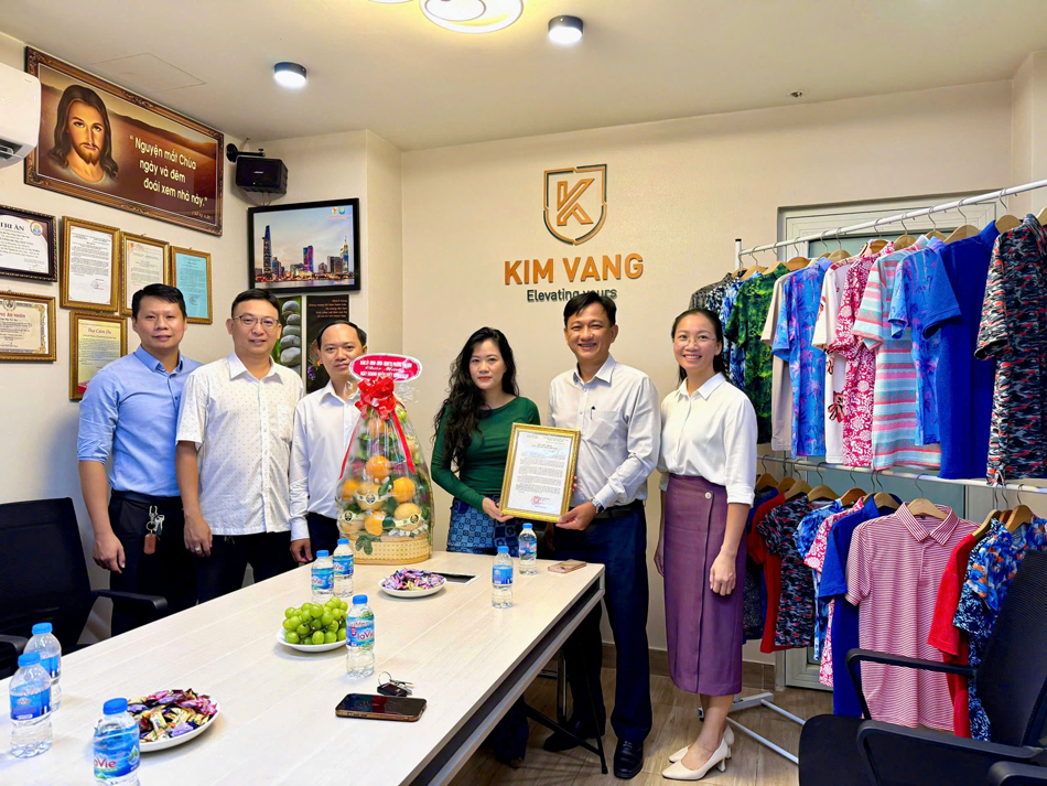 UBND phuong tan binh trao bang khen cho cong ty co phan det may kim vang