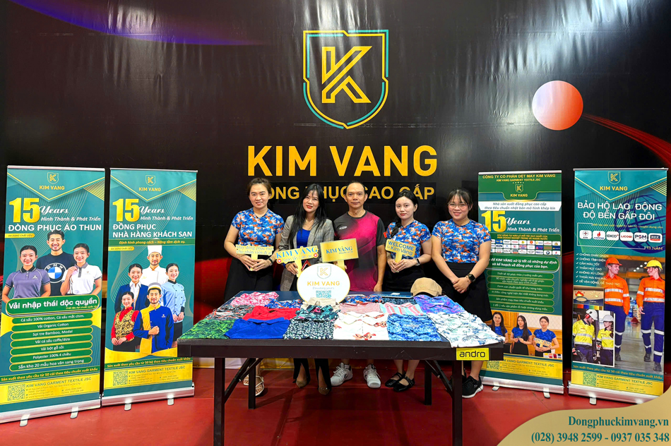 Cựu vận động viên bóng bàn Việt Nam check in tại gian hàng của Kim Vàng Garment