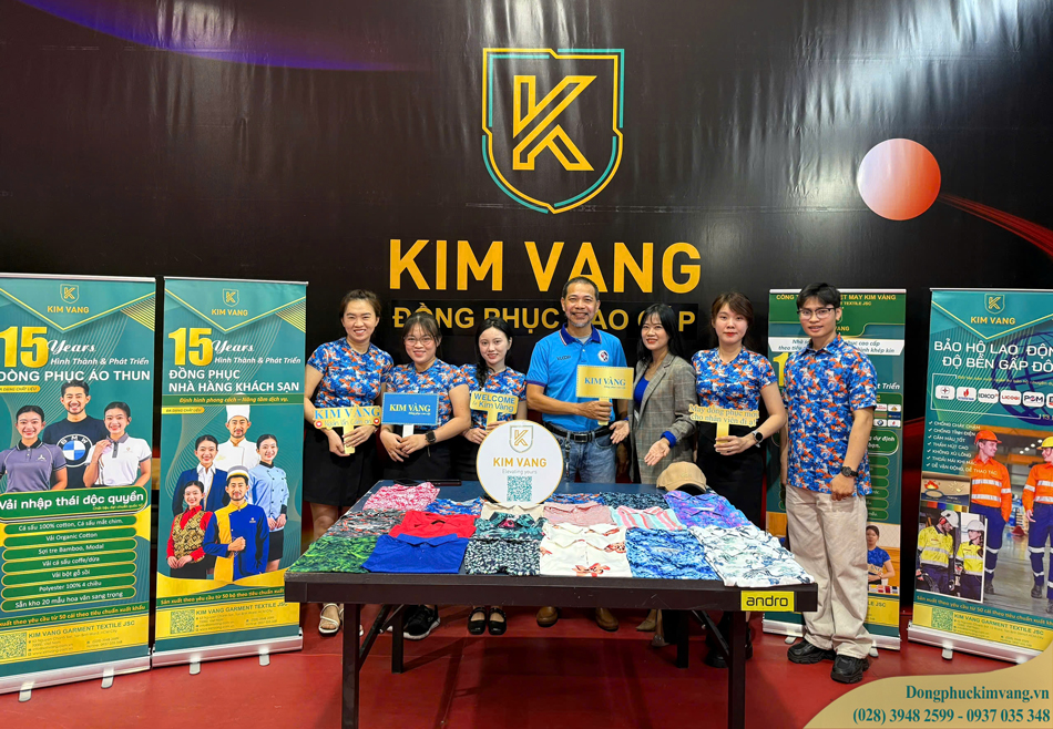 Ông Từ Nhân Luân – Phó Chủ tịch Liên đoàn Bóng bàn Việt Nam, Tổng Thư ký Liên đoàn Bóng bàn TP.HCM check in gian hàng trưng bày sản phẩm của Kim Vàng Garment