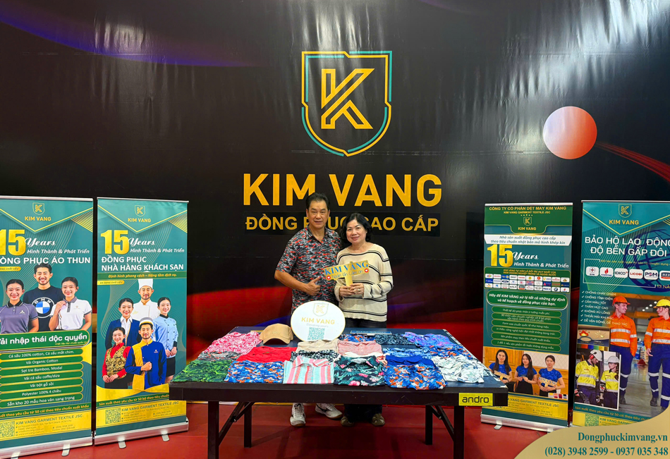 Ông Trần Cảnh Tuấn – Phó Chủ tịch Liên đoàn Bóng bàn Việt Nam check in gian hàn trưng bày của Kim Vàng Garment