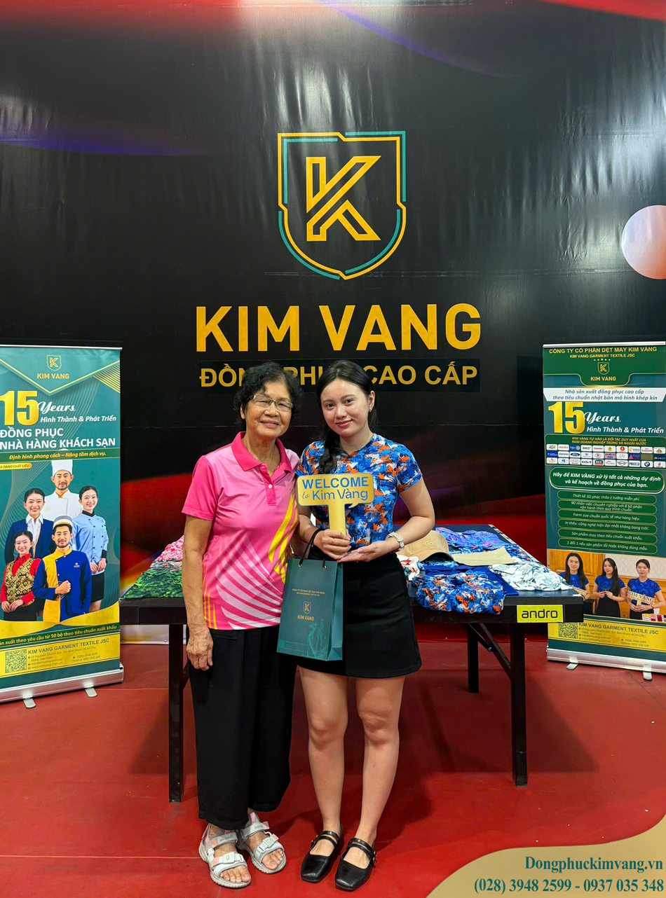 Qúy khách hàng yêu thích và check-in cùng nhân viên Kim Vàng tại gian hàng