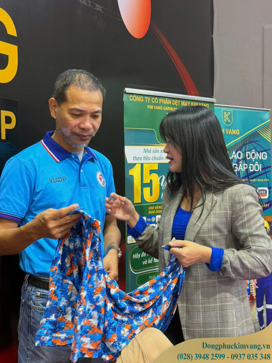 Ông Lê Thanh Điềm – Phó Chủ tịch Liên đoàn Bóng bàn TP.HCM lựa chọn áo thể thao đạt chuẩn của Kim Vàng Garment cho giải đấu tiếp theo