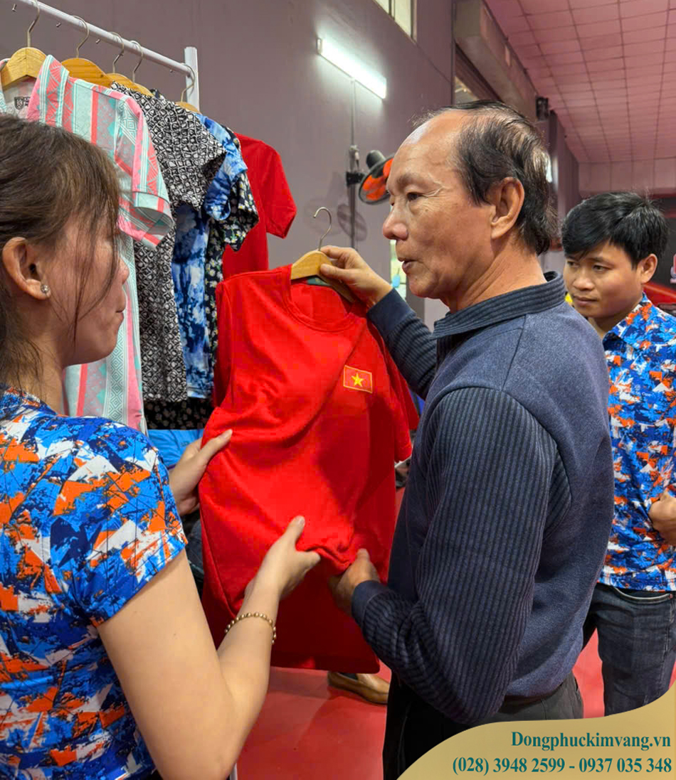 Khách hàng đánh giá cao về chất lượng của áo thun thể thao cao cấp