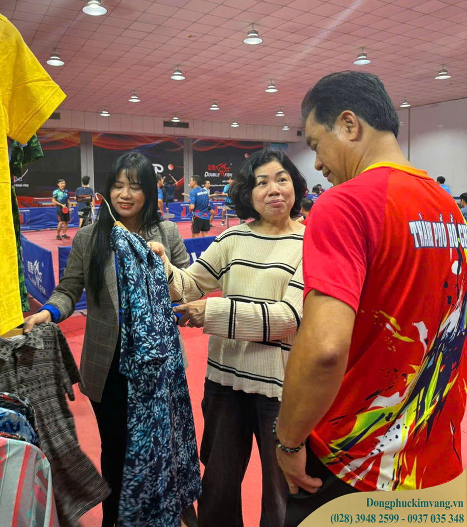 Ông Trần Cảnh Tuấn – Phó Chủ tịch Liên đoàn Bóng bàn Việt Nam xem và đánh giá các sản phẩm của Kim Vàng Garment