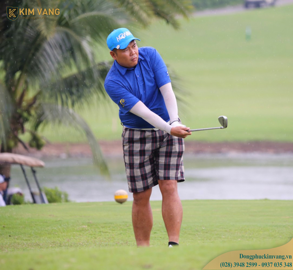 dong phuc ao golf giup nguoi choi tu tin trong tung cu danh