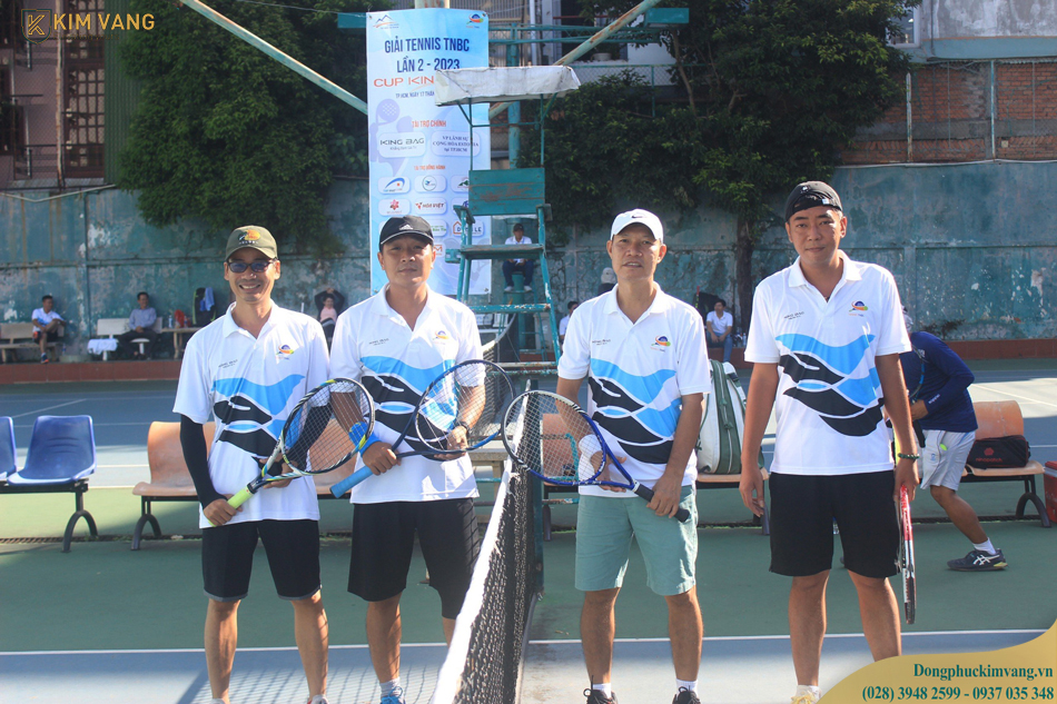 dong phuc tennis kim vang tai tro
