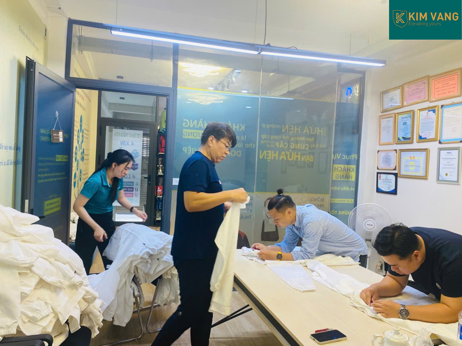 khach hang infocus dat may dong phuc tai kim vang uniform