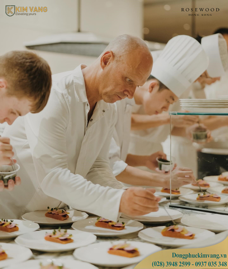 Bếp trưởng và nhân viên bếp Rosewood Hong Kong dongphuckimvang vn
