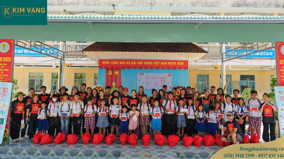 cac em nho nhan qua tu cac tinh nguyen vien