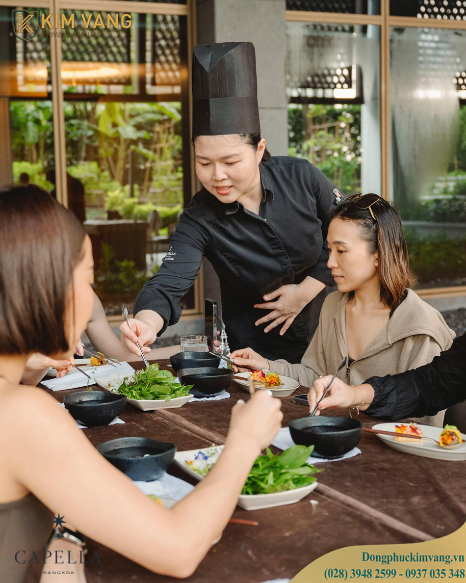 dong phuc bep truong mau den capella bangkok