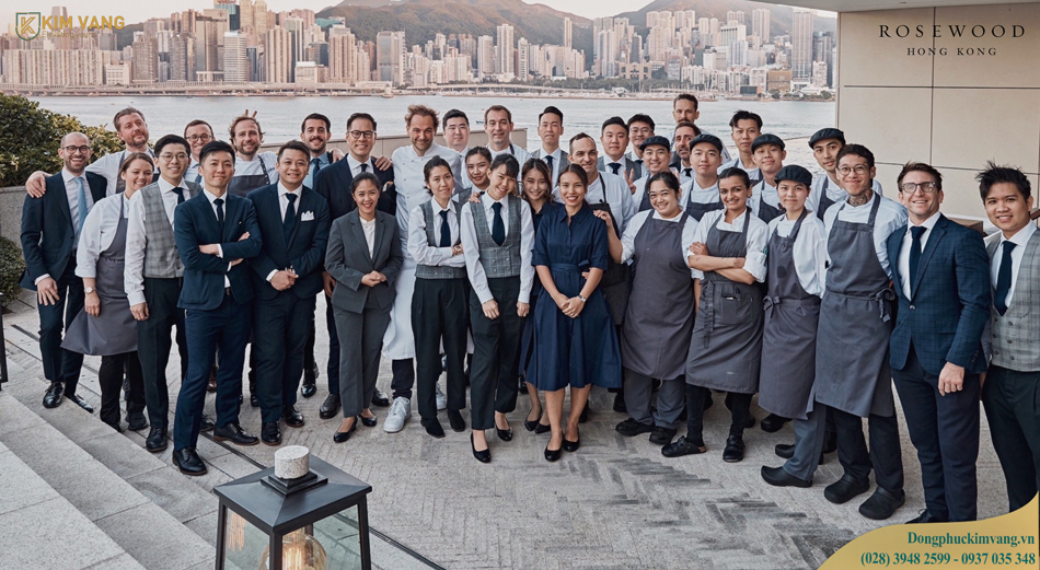 dong phuc doi ngu khach san rosewood hong kong dong phuc kim vang
