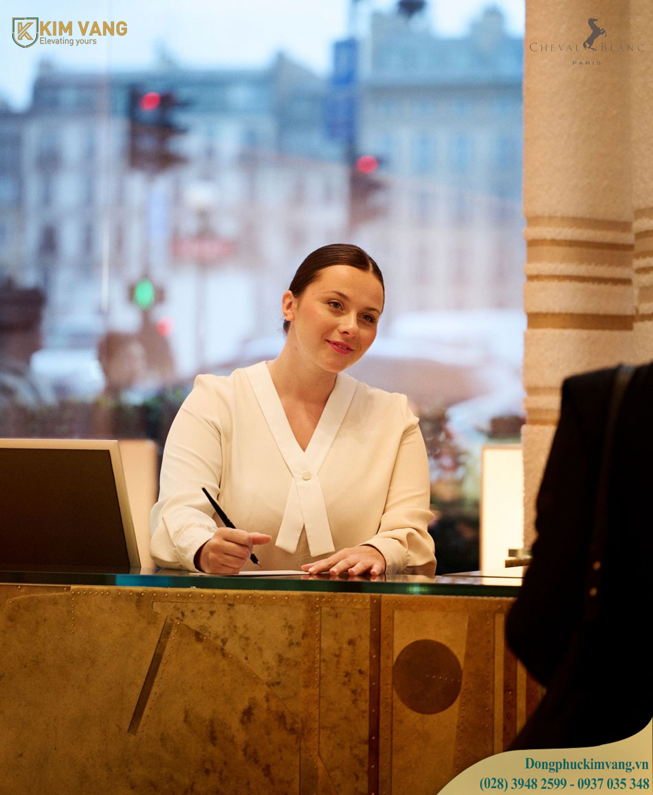 dong phuc nhan vien le tan khach san Cheval Blanc Parisjpg