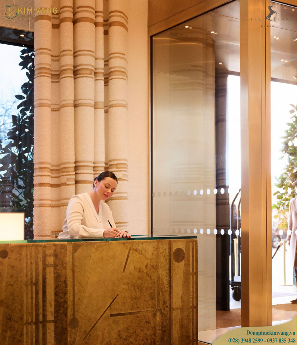 dong phuc nhan vien le tan khach san Cheval Blanc Paris dong phuc kim vang vn