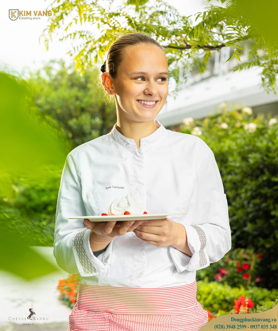 dong phuc nhan vien phuc vu banh khach san Cheval Blanc Paris