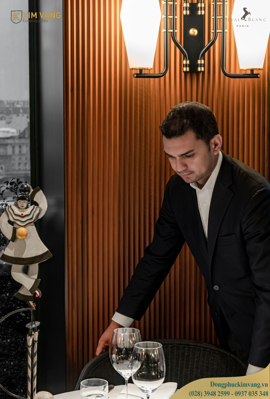 dong phuc nhan vien nam phuc vu Cheval Blanc Paris