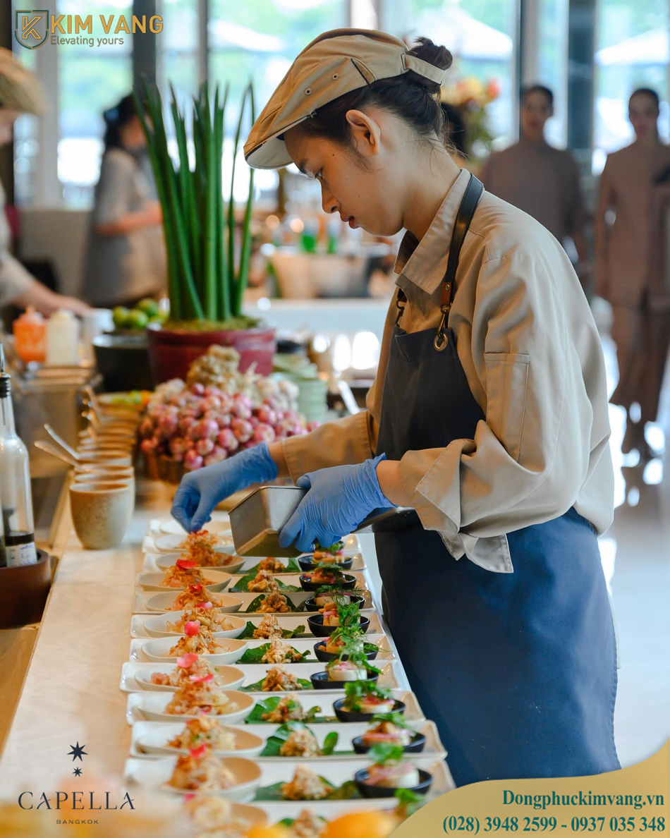 dong phuc nhan vien phục vu quay bufet capella bangkok