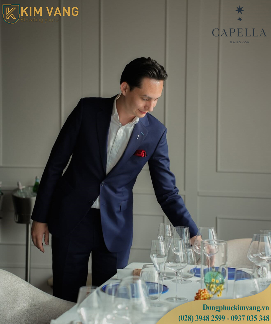 dong phuc quan li nha hang capella bangkok kim vang vn