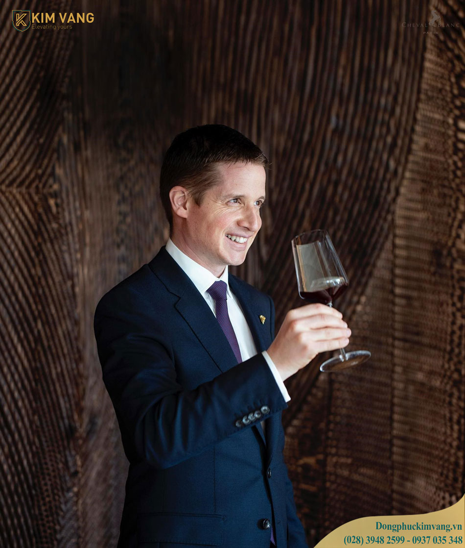 dong phuc quan li tai Cheval Blanc Paris