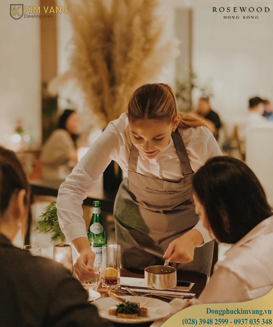 Nhân viên phục vụ nhà hàng Rosewood Hong Kong