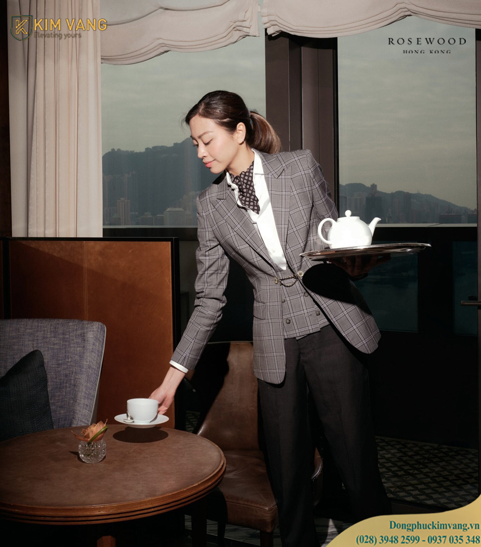 Nhân viên phục vụ tại khu vực lounge hoặc trà chiều cao cấp