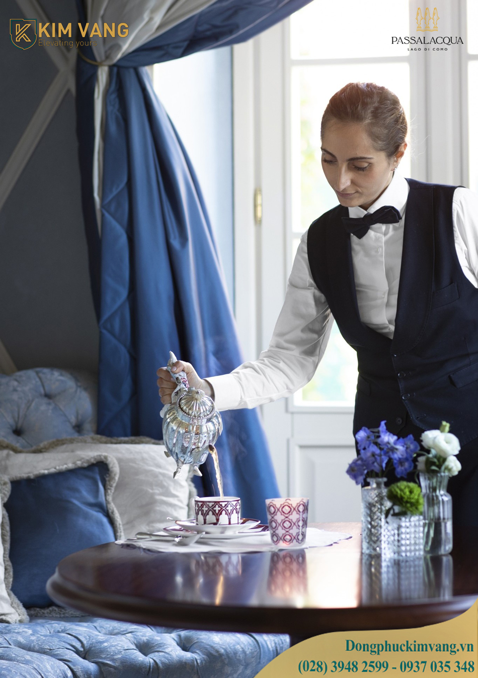 nhan vien phuc vu tra chieu Passalacqua dong phuc kim vang vn