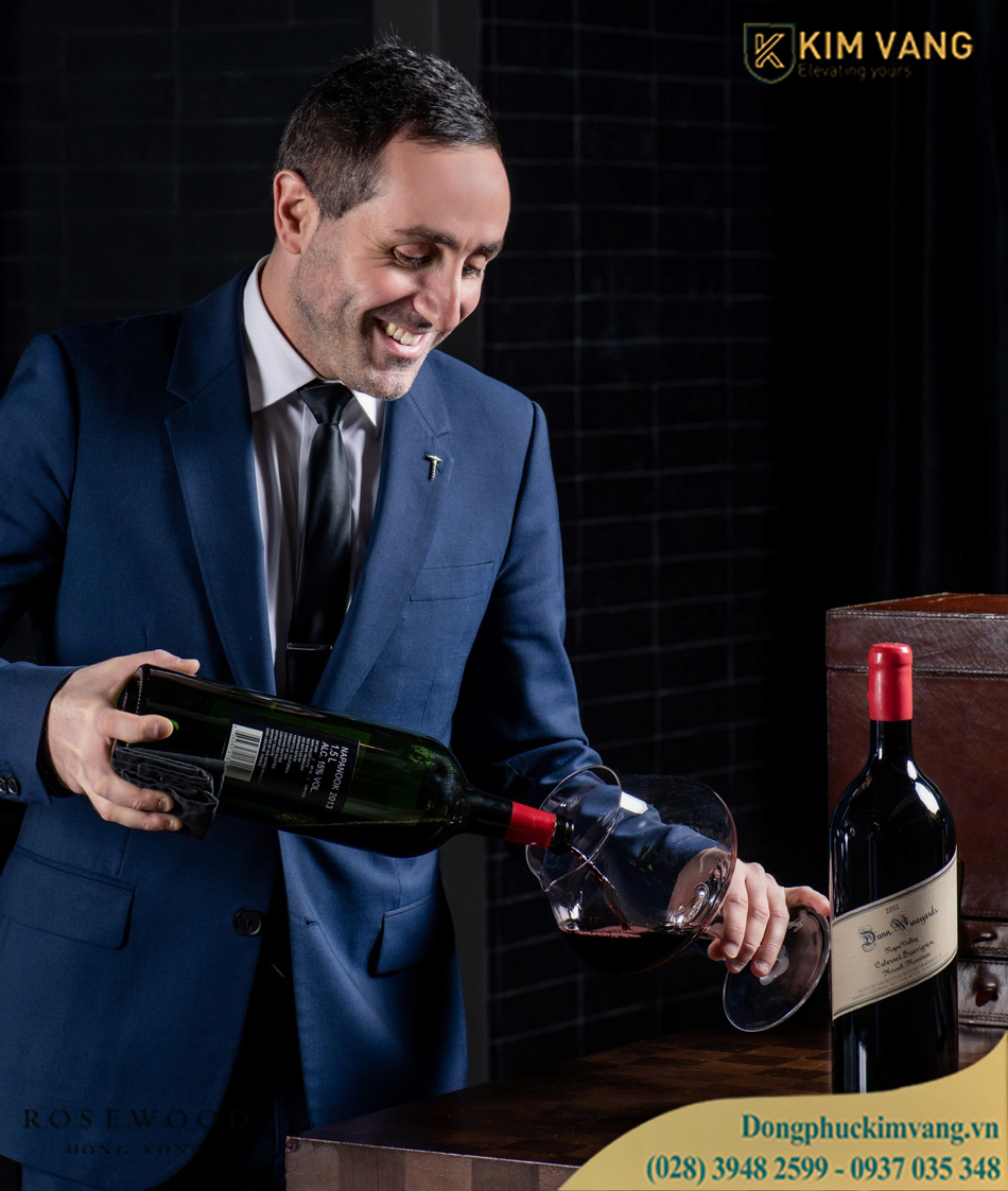 Nhân viên phục vụ rượu vang Rosewood Hong Kong