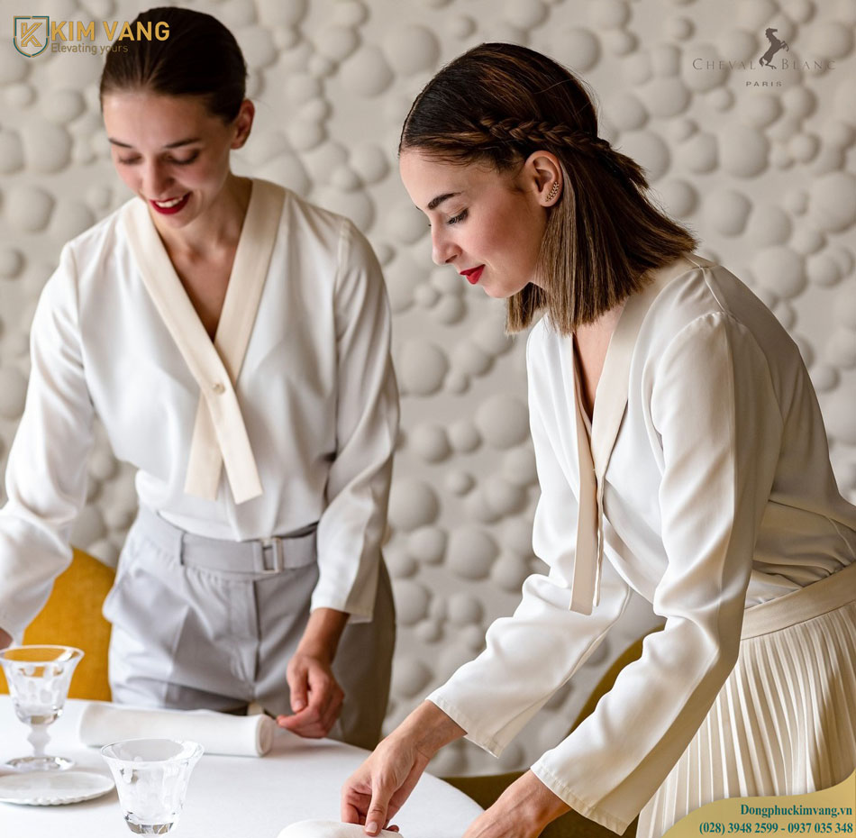 trang phuc sang trong nhan vien trang tri Cheval Blanc Paris kim vang com vn