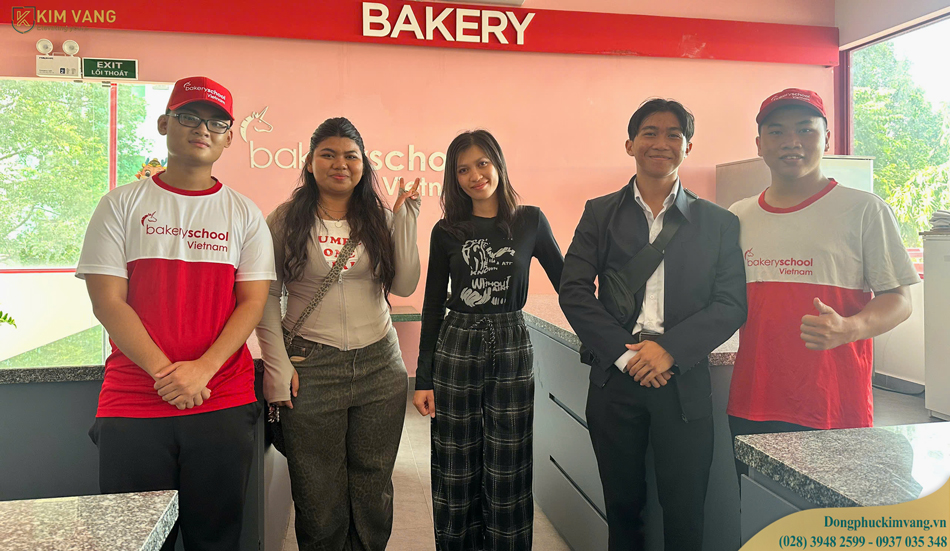 khai giang bakery school voi bo dong phuc chat luong dong phuc kim vang thiet ke
