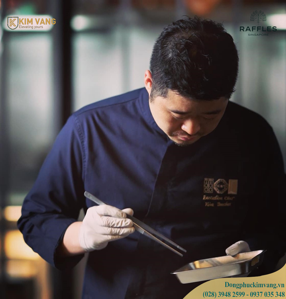 dong-phuc-nhan-vien-bep-khach-san-raffles-singapore