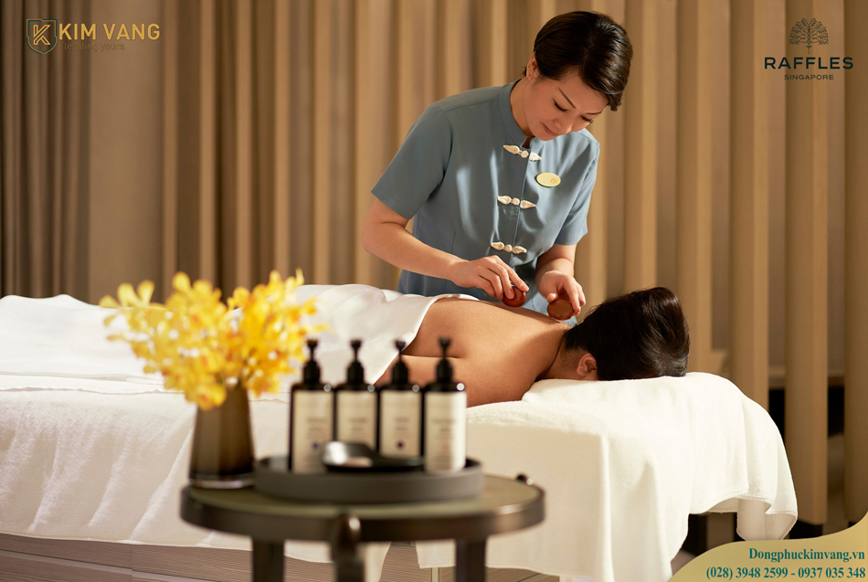 dong-phuc-nhan-vien-spa-khach-san-raffles-singapore